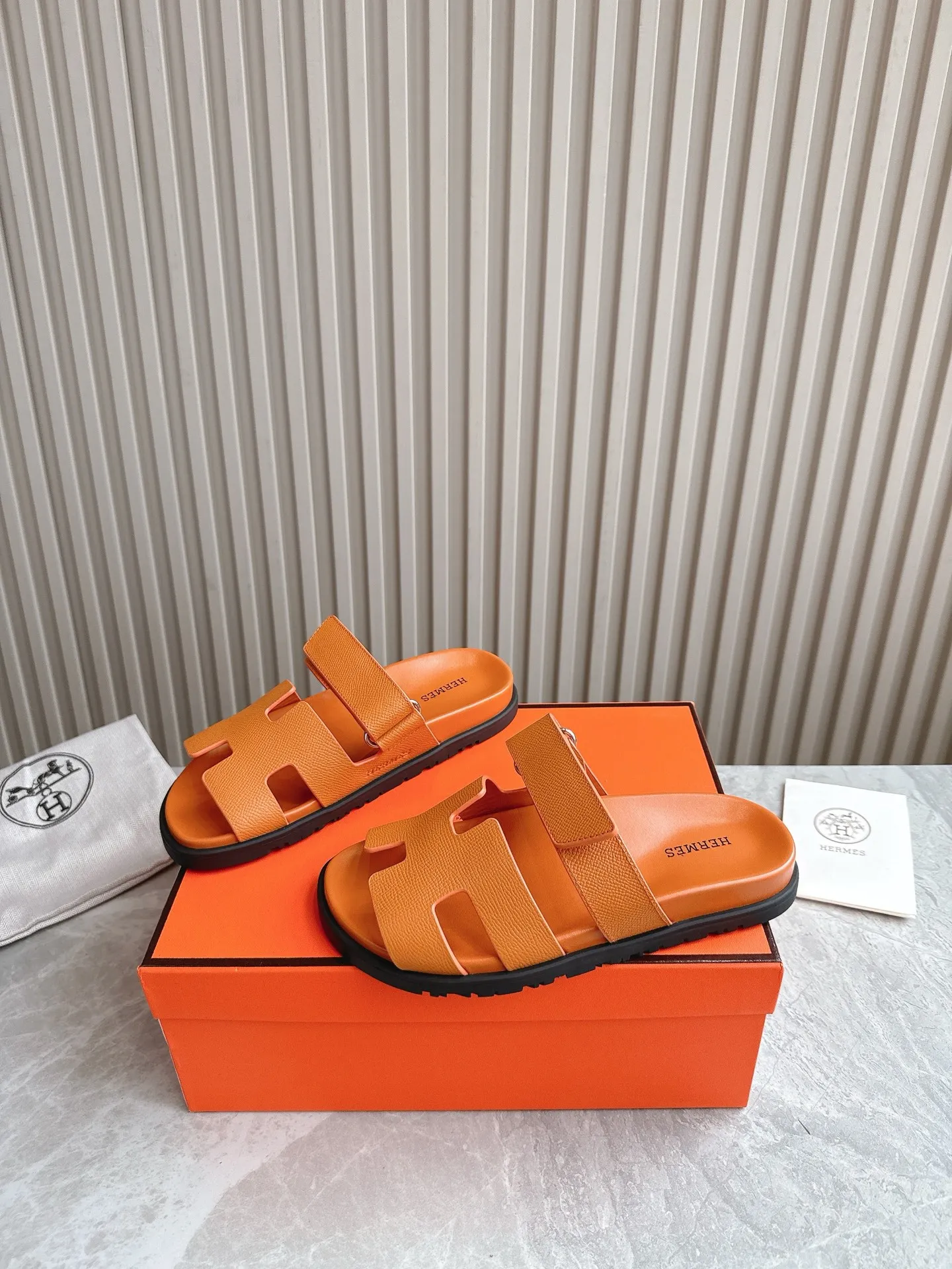p480🐮🐮Couple model (top version) H family 2024 spring and summer new style HERMES Hermes' recently popular couple model pig nose angle sandals and slippers, paired with various colorful socks, popular. Upper: imported original deerskin (the genuine leather edging is not ordinary super migration). Lining: imported genuine leather. Outsole: Tpu non-slip and wear-resistant outsole. Size: Female 35-42 (40/42 non-returnable and non-exchangeable) Male size: 39-45 (45 non-refundable and non-exchangeable)